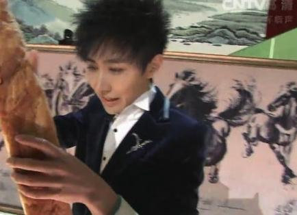 YIF魔术现场穿帮:变面包露出黑色管子(图)