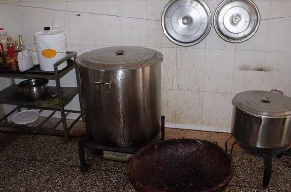 深圳一店鋪在廁所旁做鴨舌還無證無照