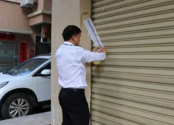 深圳一店鋪在廁所旁做鴨舌還無證無照