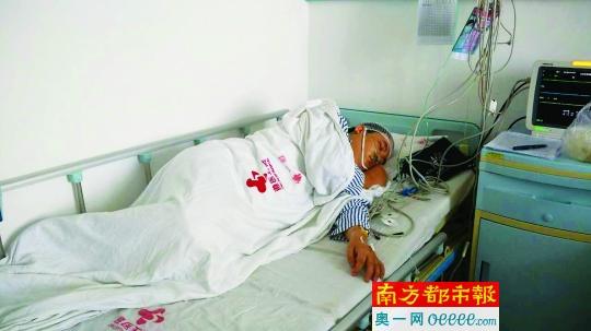 被打医生躺在床上接受治疗.南都记者 袁平峰 摄