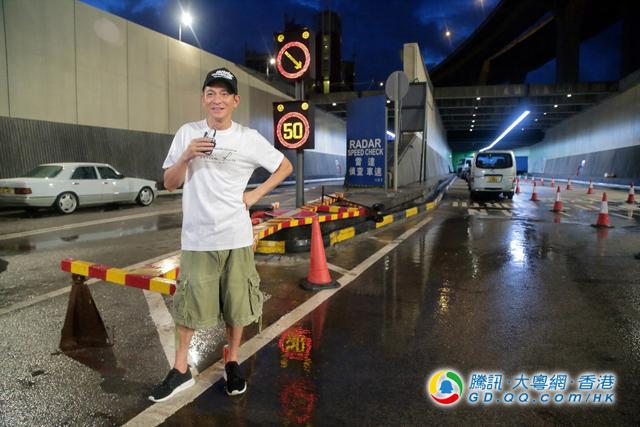 穿女装买奶茶 姜皓文婉拒古仔打本做生意