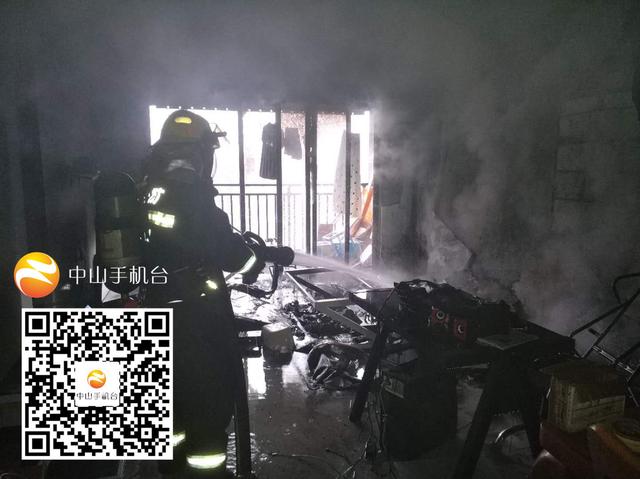 28层住宅突发火灾，消防员破门而入救火