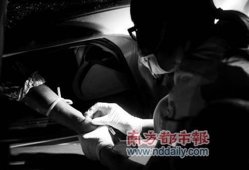 酒后驾驶 深圳轿车对撼泥头车惨被压扁四人死