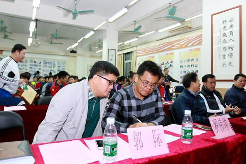 广州校园足球裁判员会议召开 规范管理升级