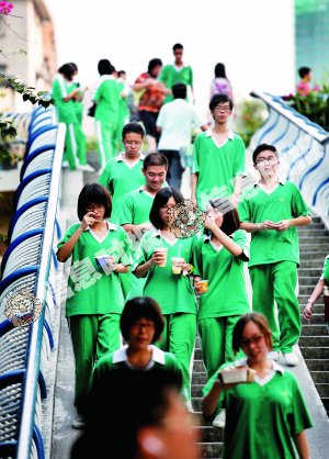 要求留短发女生喊转学 <em>执信</em>称不能接受就别来