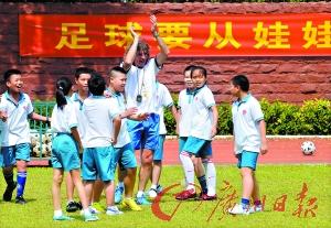 示范射门讲解技术 3名阿根廷足球教练中山任教