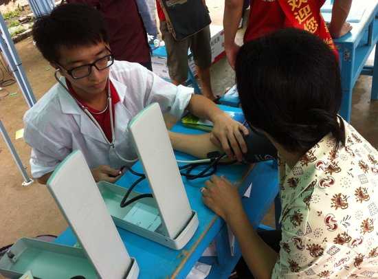 广东普宁:大学生返乡志愿服务回报家乡