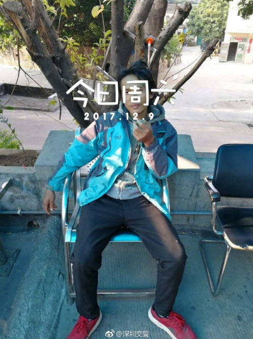 男子掛著鎖頭在深圳高速被攔 坐椅子現(xiàn)迷之微笑