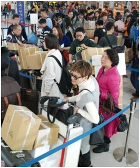 图为春节期间满载而归的中国游客 图为春节期间满载而归的中国游客