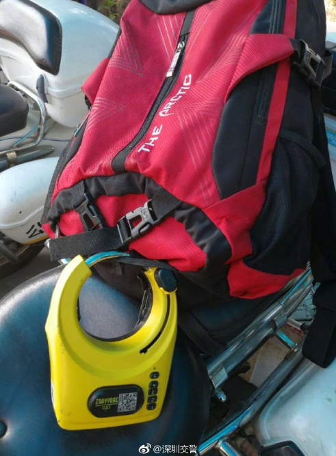 男子掛著鎖頭在深圳高速被攔 坐椅子現(xiàn)迷之微笑