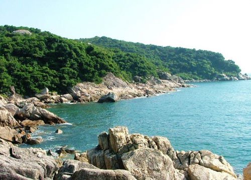 鹅公湾海滩 山涧飞瀑冲大海 目前要去鹅公湾要么翻山,要么坐船,翻山很