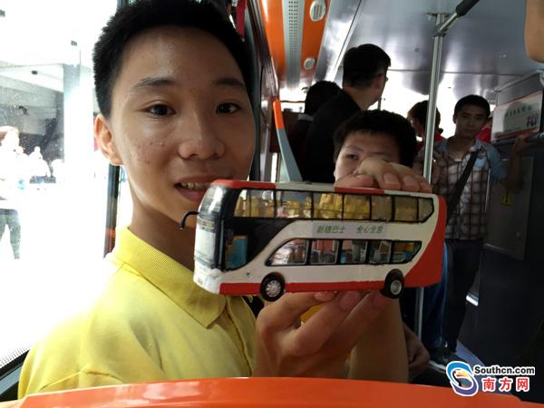 广州226路双层巴士正式投入运营 可载客72人