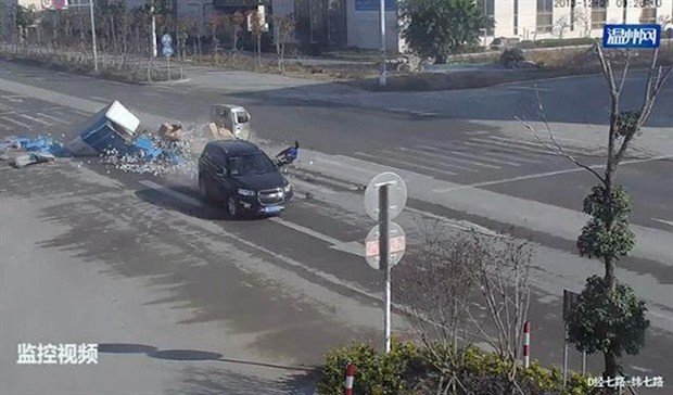 科帕奇与货车的真实碰撞 它毫发无损 高清图片