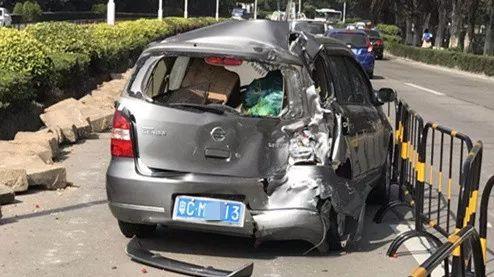 珠海轎車“發(fā)瘋”撞飛女子 司機竟無責