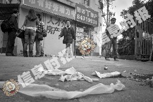 广州：中年女当街被砍成血人 行凶男逃走