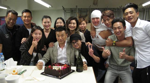 苗侨伟工作中庆生 戚美珍惊喜现身_大粤网_腾讯网