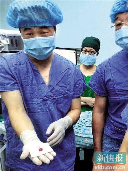 深圳一岁宝宝误吞小夹子 差点遭切喉