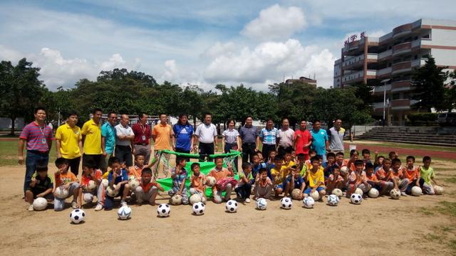 广东足球民促会进山区 77岁名宿进校园普及足球
