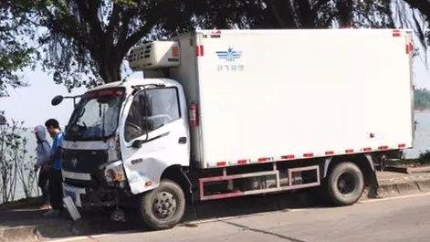 珠海轎車“發(fā)瘋”撞飛女子 司機竟無責