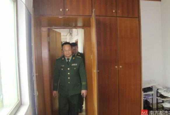 中山老板逃避檢查 在衣柜設(shè)“機(jī)關(guān)密道”