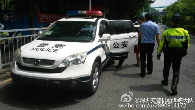 深圳交警拦下外地小车 司机被带上警车拉走