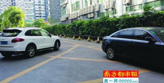 曝深圳物管肆意锁车又罚款 媒体:谁给你的权