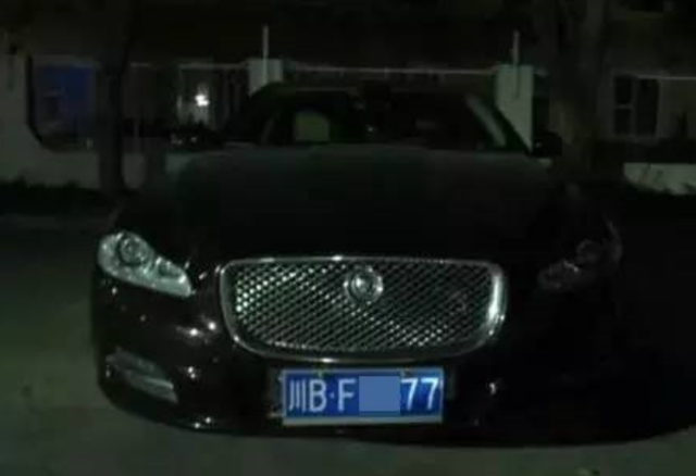 珠海女司机开捷豹等红灯 交警瞅了一眼车被扣了