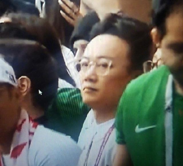 热捧世界杯 Eason校长洗手间相遇