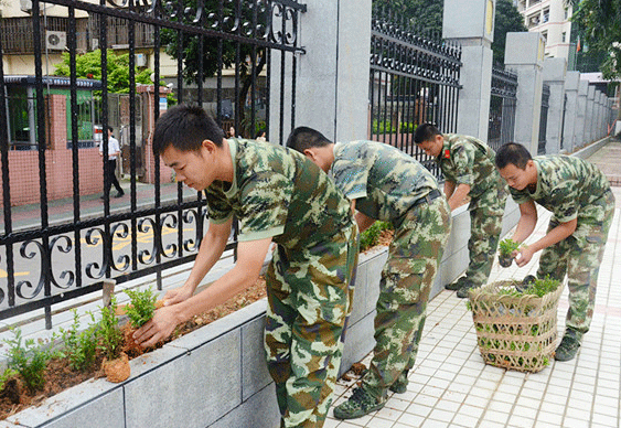 深圳边防武警积极开展营区绿化工作