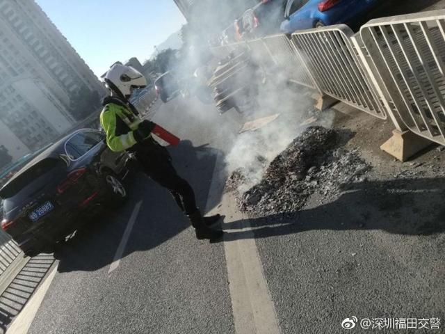請高手來判案：深圳大哥三輪車上的硬紙板突然著火