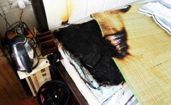 女子打完电话手机爆炸 碎片击穿木地板火烧床