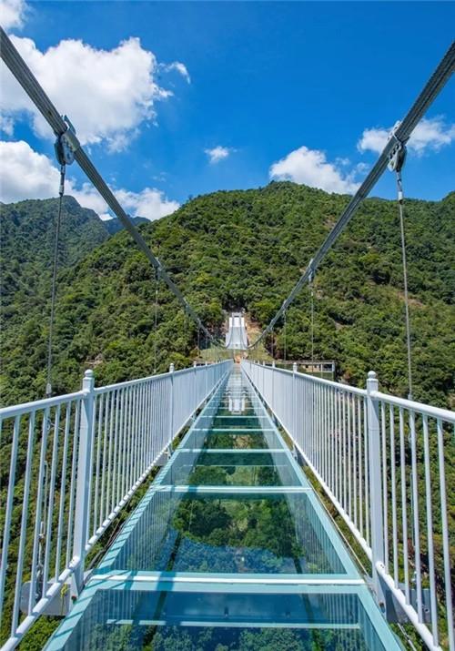 广东超刺激全透明玻璃桥 你要趴着过,还是走着过?