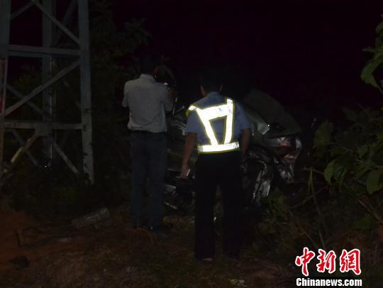 茂名化州一奥迪疑超速行驶撞摩托 致5人死亡