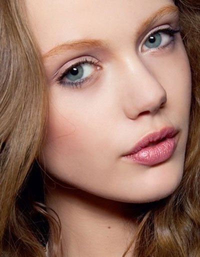 <em>熟女</em>扮美有术!巧刷奶油色腮红重返20_大粤网_