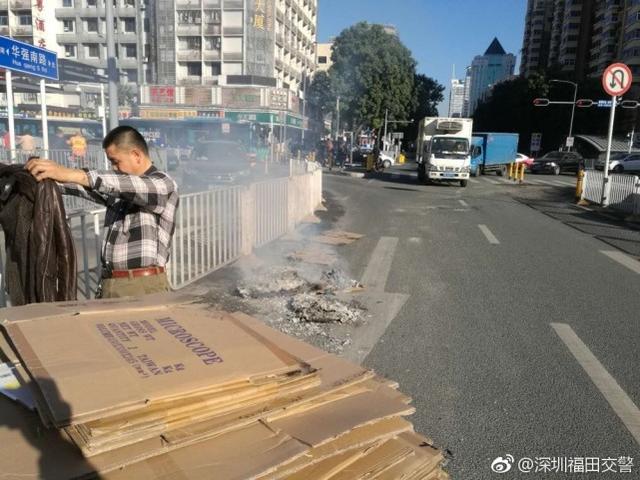 請高手來判案：深圳大哥三輪車上的硬紙板突然著火