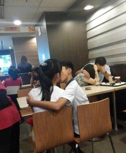 小学生当众热吻大人捂脸 正确看待早恋问题