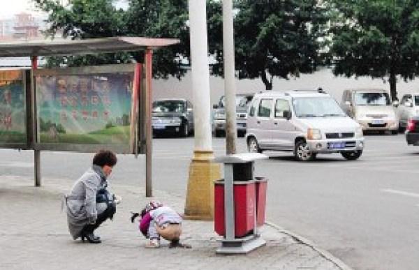 小孩日本街头撒尿被阻止 中国大妈拒认错