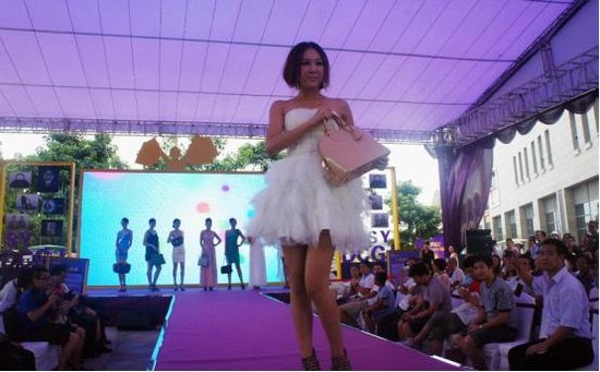 模特t台走秀pose::c裤t台走秀表演图::模特t台走秀发型