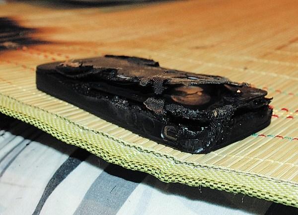 女子打完电话手机爆炸 碎片击穿木地板火烧床