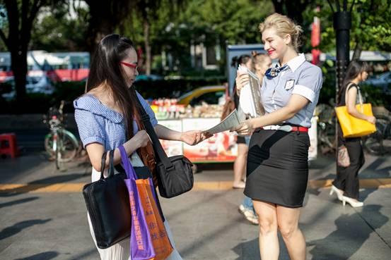 德国<em>美女</em>留学生<em>流落</em>广州街头派传单_大粤网_