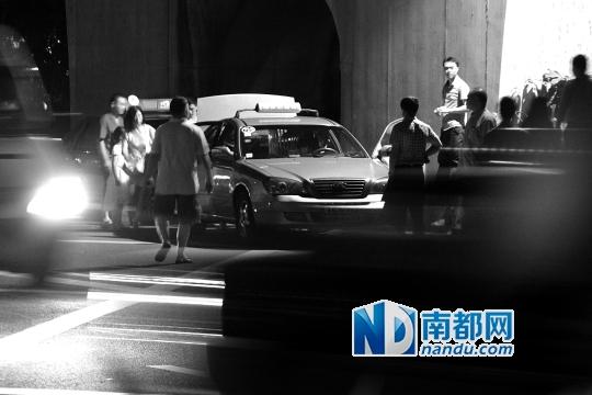 夜班公交少打的又难 广州南站黑车宰客狂