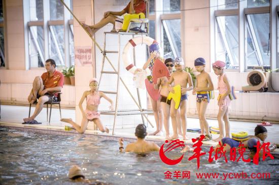 广州学校体育场馆“开了又关” 