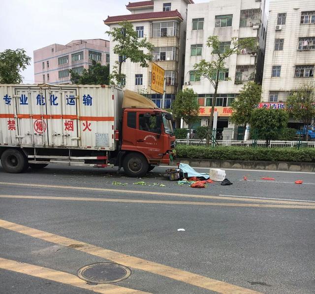 龙岗一男子骑电动车逆行 被大货车当场撞死