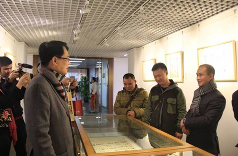 谭思哲,冯永胜,王忠勇,徐右冰(从左至右)一同参观展览