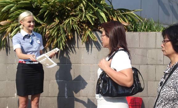 德国美女留学生流落广州街头派传单_大粤网_腾讯网