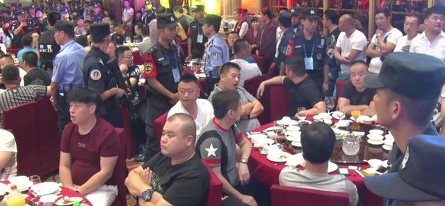 深圳黑團伙成員被捕現(xiàn)場：大批人抱頭蹲下