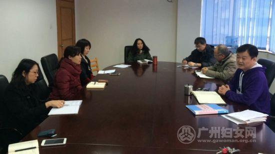市妇干校党支部副书记张力军(右一)主持支部专题组织生活会