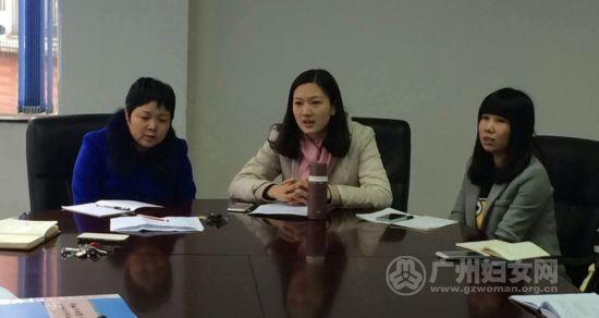 市妇干校党支部宣传委员李欢(中)深谈个人自身存在的不足