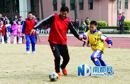 长安12所公立学校开足球课