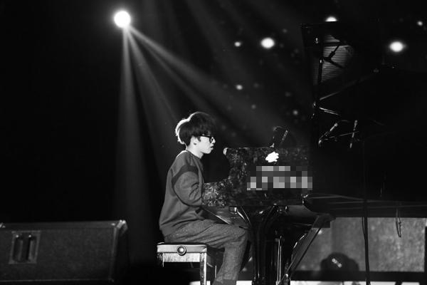 快男广州巡演华晨宇自曝高中失恋往事